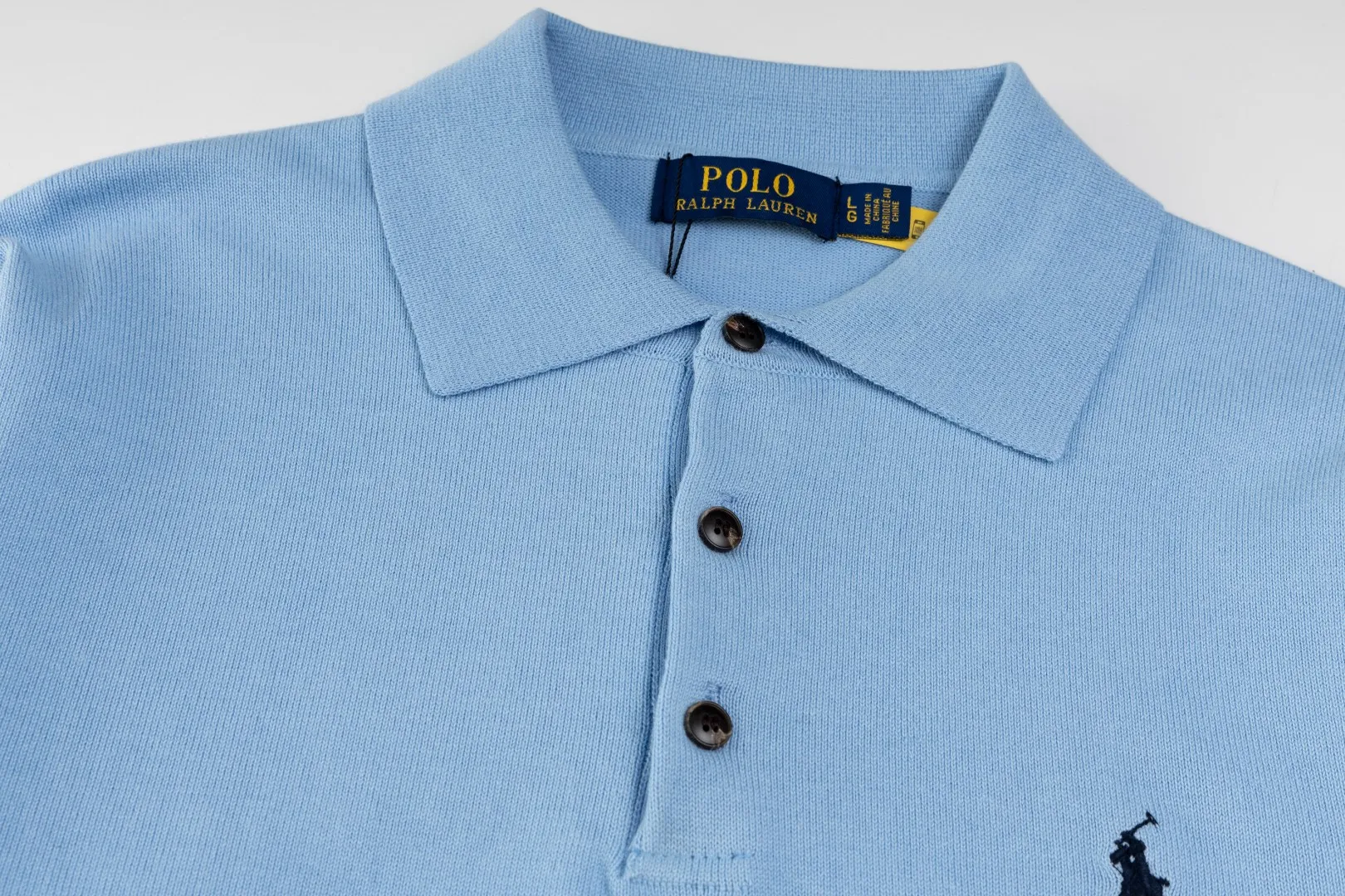 P216 #R81 Ralph Lauren knitted pony embroidered lapel polo shirt three-button pullover open chest long-sleeved sweater Official website synchronization Same style for men and women Sizes: S-XL Color: White Blue Gray Dark Gray Khaki Military Green Navy White Label Navy Blue Red Label Black Red Label Black White Label Pink Classic cotton yarn 100% white cotton High-quality goods Classic styles have always been popular! The workmanship details are very good! The simple lapel polo pullover sweater is always the standard, with classic brand embroidery on the chest! All major stars have the same style! Best for couples. High quality goods! Xinjiang cotton micro-elastic and smooth fabric has excellent quality. Pure cotton is soft and skin-friendly. Size: S M L